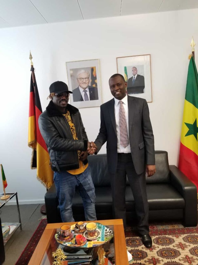 L’ambassadeur du Sénégal en Allemagne reçoit l'artiste Pape Ndiaye Thiopete et le Promoteur Gambien Modou Low