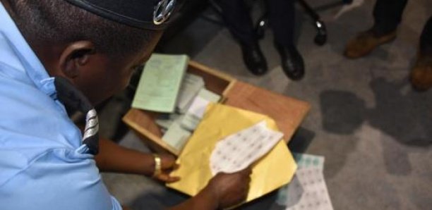 Cartes grises : Un réseau de faussaires démantelé par la police Cartes grises : Un réseau de faussaires démantelé par la police