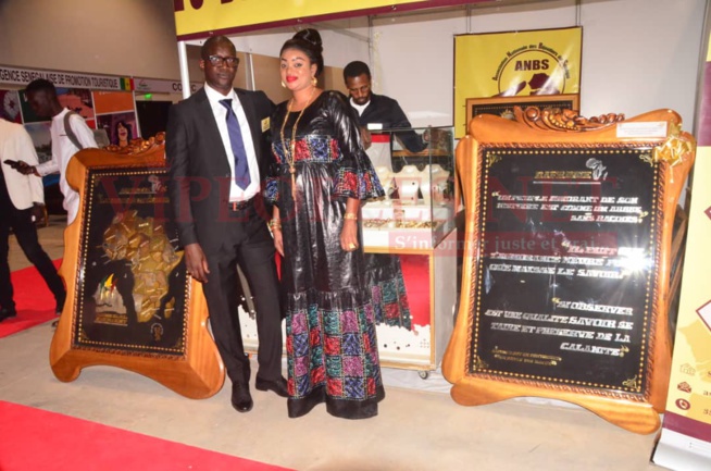 Adji Thiam bijoutérie la solution l'islam 2 grazellia toute ravissante en compagnie de son mari Mr Niang Pdt des bijoutiers du Sénégal au SIAD 2020 Adji Thiam bijoutérie la solution l'islam 2 grazellia toute ravissante en compagnie de son mari Mr Niang Pdt des bijoutiers du Sénégal au SIAD 2020