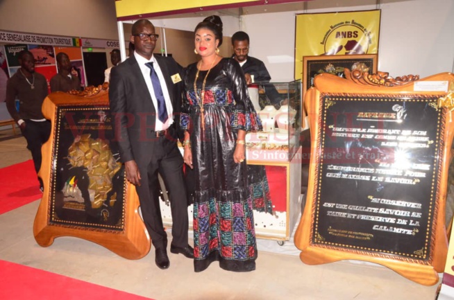 Adji Thiam bijoutérie la solution l'islam 2 grazellia toute ravissante en compagnie de son mari Mr Niang Pdt des bijoutiers du Sénégal au SIAD 2020