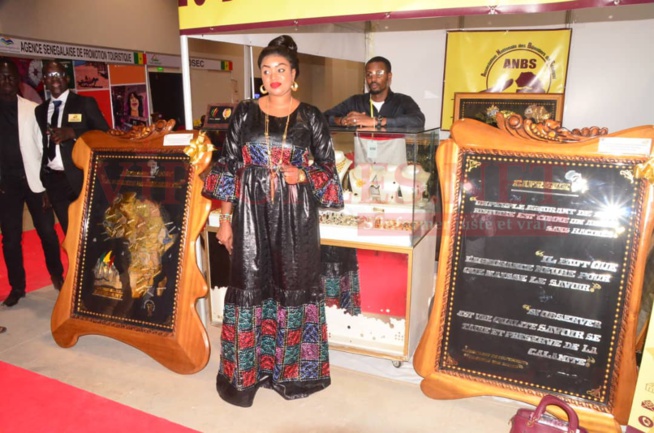 Adji Thiam bijoutérie la solution l'islam 2 grazellia toute ravissante en compagnie de son mari Mr Niang Pdt des bijoutiers du Sénégal au SIAD 2020 Adji Thiam bijoutérie la solution l'islam 2 grazellia toute ravissante en compagnie de son mari Mr Niang Pdt des bijoutiers du Sénégal au SIAD 2020