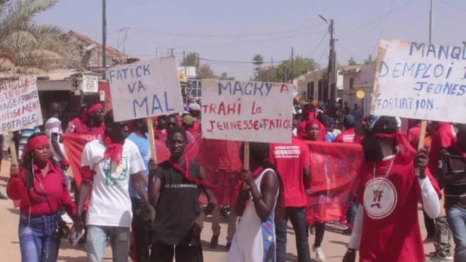 Incroyable : Les jeunes de Fatick marchent contre le régime de Macky…(Photos) Incroyable : Les jeunes de Fatick marchent contre le régime de Macky…(Photos)