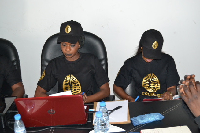 VIDÉO ET IMAGES: La réunion stratégique de la 16 éme éditions de la soirée de l'excellence des Cauris d'OR avec le staff. VIDÉO ET IMAGES: La réunion stratégique de la 16 éme éditions de la soirée de l'excellence des Cauris d'OR avec le staff.