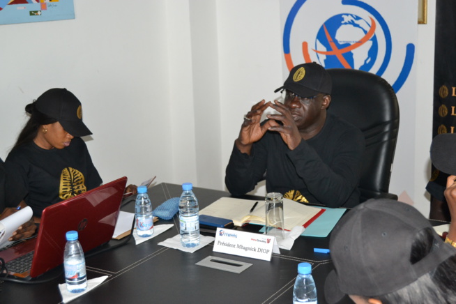 VIDÉO ET IMAGES: La réunion stratégique de la 16 éme éditions de la soirée de l'excellence des Cauris d'OR avec le staff. VIDÉO ET IMAGES: La réunion stratégique de la 16 éme éditions de la soirée de l'excellence des Cauris d'OR avec le staff.