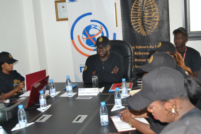 VIDÉO ET IMAGES: La réunion stratégique de la 16 éme éditions de la soirée de l'excellence des Cauris d'OR avec le staff. VIDÉO ET IMAGES: La réunion stratégique de la 16 éme éditions de la soirée de l'excellence des Cauris d'OR avec le staff.