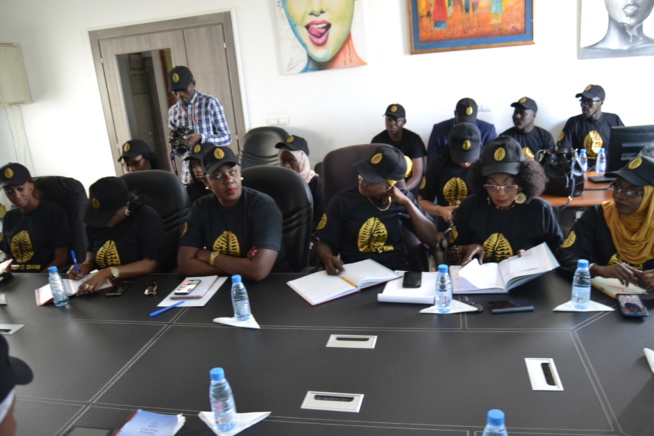 VIDÉO ET IMAGES: La réunion stratégique de la 16 éme éditions de la soirée de l'excellence des Cauris d'OR avec le staff.