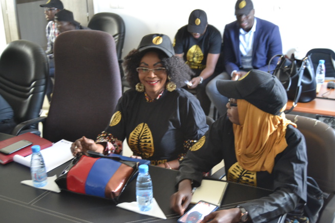 VIDÉO ET IMAGES: La réunion stratégique de la 16 éme éditions de la soirée de l'excellence des Cauris d'OR avec le staff. VIDÉO ET IMAGES: La réunion stratégique de la 16 éme éditions de la soirée de l'excellence des Cauris d'OR avec le staff.