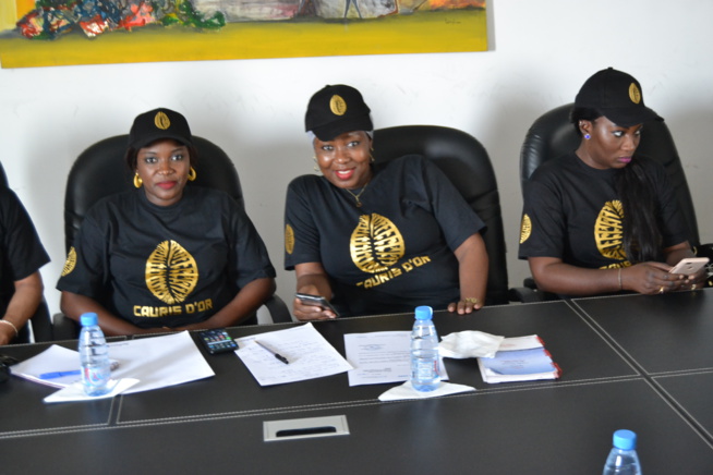 VIDÉO ET IMAGES: La réunion stratégique de la 16 éme éditions de la soirée de l'excellence des Cauris d'OR avec le staff. VIDÉO ET IMAGES: La réunion stratégique de la 16 éme éditions de la soirée de l'excellence des Cauris d'OR avec le staff.