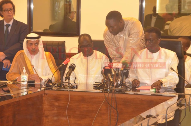 CORONAVIRUS: Le ministre des affaires étrangères, Amadou Ba et l'ambassadeur d'Arabie Saoudite ont rencontré les voyagistes pour le Hadj. CORONAVIRUS: Le ministre des affaires étrangères, Amadou Ba et l'ambassadeur d'Arabie Saoudite ont rencontré les voyagistes pour le Hadj.