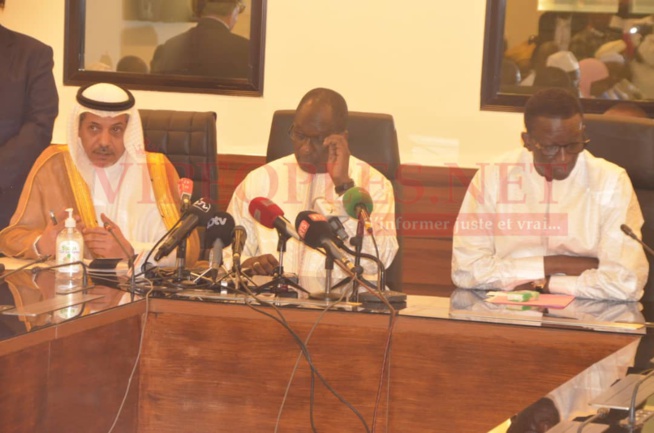 CORONAVIRUS: Le ministre des affaires étrangères, Amadou Ba et l'ambassadeur d'Arabie Saoudite ont rencontré les voyagistes pour le Hadj. CORONAVIRUS: Le ministre des affaires étrangères, Amadou Ba et l'ambassadeur d'Arabie Saoudite ont rencontré les voyagistes pour le Hadj.