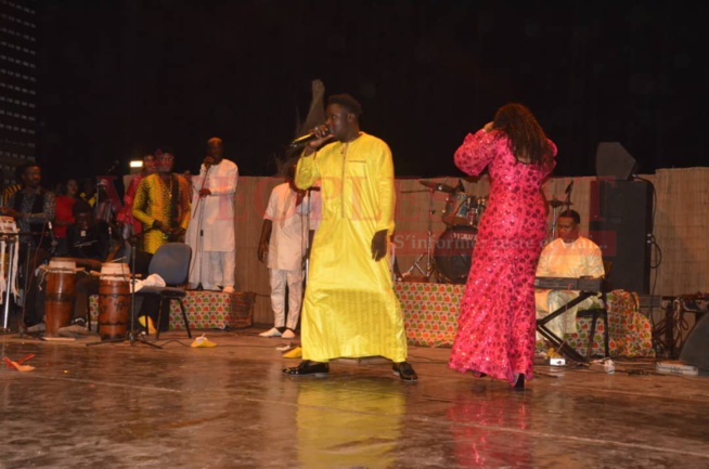 25 ANS DE CARRIERRES: Papa Thione, Waly Seck, Guigui, Ndiollé, Mame Bassine ont chauffé la scène de sorano avec Oumou Sow. 25 ANS DE CARRIERRES: Papa Thione, Waly Seck, Guigui, Ndiollé, Mame Bassine ont chauffé la scène de sorano avec Oumou Sow.