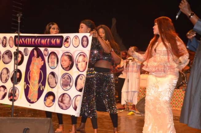 25 ANS DE CARRIERRES: Papa Thione, Waly Seck, Guigui, Ndiollé, Mame Bassine ont chauffé la scène de sorano avec Oumou Sow. 25 ANS DE CARRIERRES: Papa Thione, Waly Seck, Guigui, Ndiollé, Mame Bassine ont chauffé la scène de sorano avec Oumou Sow.