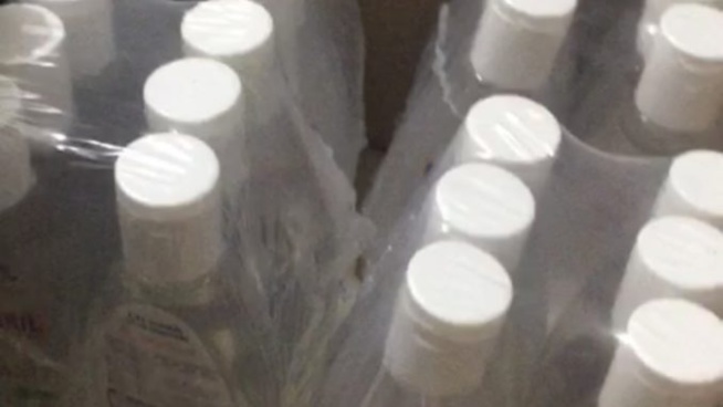 LOUGA /Coronavirus : Des individus véreux revendent des flacons de gel alcoolique qui leur ont été offerts. LOUGA /Coronavirus : Des individus véreux revendent des flacons de gel alcoolique qui leur ont été offerts.
