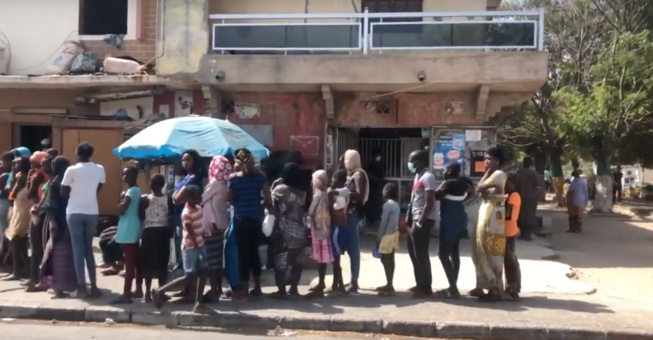 Vidéo-Interdiction de vente de pain dans les boutiques : Regardez la longue file d’attente devant la boulangerie Vidéo-Interdiction de vente de pain dans les boutiques : Regardez la longue file d’attente devant la boulangerie
