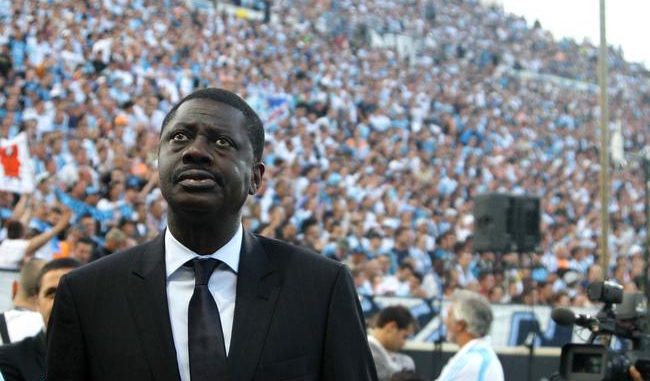 Les supporters Marseillais déploient des banderoles dans les rues en hommage à Pape Diouf