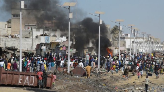 Affrontements entre pêcheurs de Yarakh et de Guet-Ndar, hier: Bilan, deux blessés et deux pirogues brûlées Affrontements entre pêcheurs de Yarakh et de Guet-Ndar, hier: Bilan, deux blessés et deux pirogues brûlées
