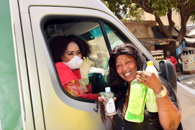 Covid 19 : En caravane, Guigui distribue des détergents à Grand-Yoff Covid 19 : En caravane, Guigui distribue des détergents à Grand-Yoff