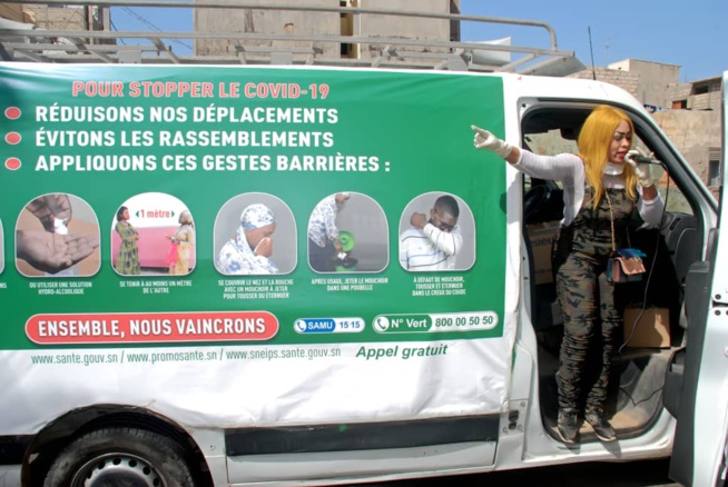VIDÉO FORCE C0VID-19: L'artiste Oumou Sow distribue des denrées alimentaires et des gels antiseptiques aux médinois.