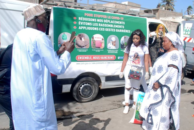 VIDÉO FORCE C0VID-19: L'artiste Oumou Sow distribue des denrées alimentaires et des gels antiseptiques aux médinois.