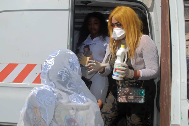VIDÉO FORCE C0VID-19: L'artiste Oumou Sow distribue des denrées alimentaires et des gels antiseptiques aux médinois.