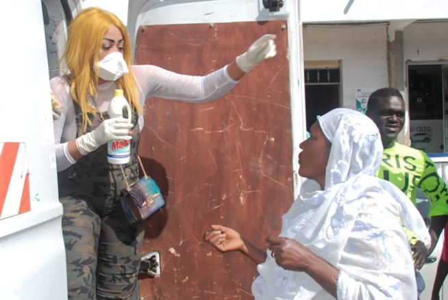 VIDÉO FORCE C0VID-19: L'artiste Oumou Sow distribue des denrées alimentaires et des gels antiseptiques aux médinois.