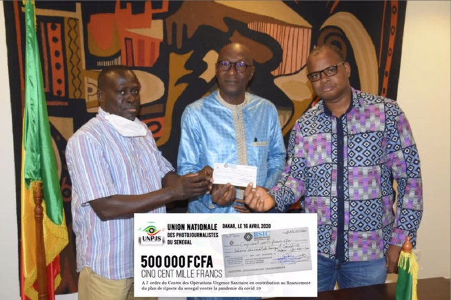FORCE COVID-19: L'union Nationale des Photojournalistes du Sénégal remet un chèque de 500 00F CFA FORCE COVID-19: L'union Nationale des Photojournalistes du Sénégal remet un chèque de 500 00F CFA
