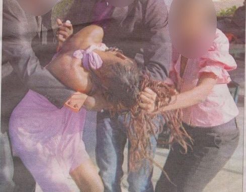 La « Niarel » accuse « l’Awo » d’avoir marabouté leur mari et la m*rd jusqu’au s*ng La « Niarel » accuse « l’Awo » d’avoir marabouté leur mari et la m*rd jusqu’au s*ng