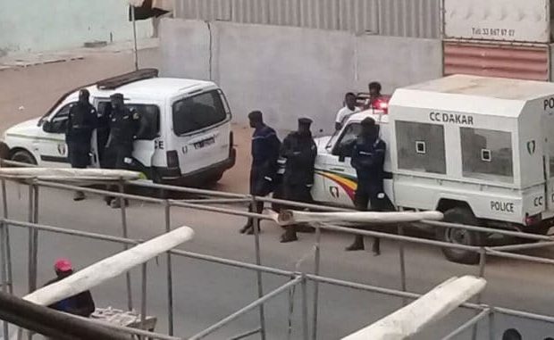 Le Préfet De Dakar Dans Les Locaux Du Groupe Wal Fadjri Pour Stopper « Grand Soir » Le Préfet De Dakar Dans Les Locaux Du Groupe Wal Fadjri Pour Stopper « Grand Soir »