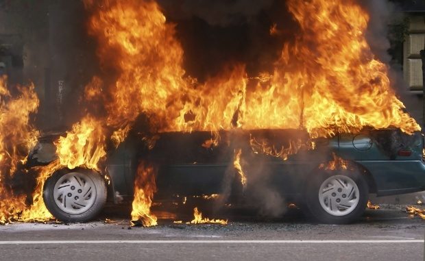 Kawteff-Thiaroye Sur Mer : Deux jeunes à bord d’un scooter mettent le feu à un véhicule Kawteff-Thiaroye Sur Mer : Deux jeunes à bord d’un scooter mettent le feu à un véhicule