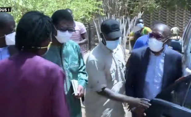 Après Youssou Ndour, Omar Pène, Ismaela Lo, Thione Seck, le ministre de la Culture Abdoulaye Diop était chez… Après Youssou Ndour, Omar Pène, Ismaela Lo, Thione Seck, le ministre de la Culture Abdoulaye Diop était chez…