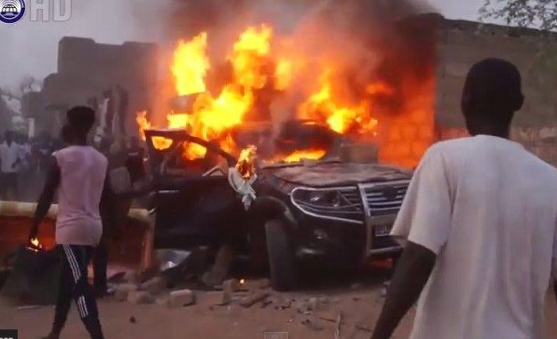 Pikine : Incroyable, Un véhicule prend feu à la sortie du péage « ken khamoul louko taal » Pikine : Incroyable, Un véhicule prend feu à la sortie du péage « ken khamoul louko taal »