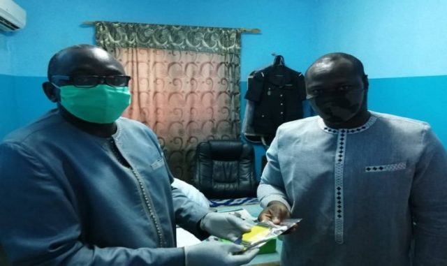 Covid-19 : Guy Marius Sagna et Cie offrent des masques aux policiers Covid-19 : Guy Marius Sagna et Cie offrent des masques aux policiers