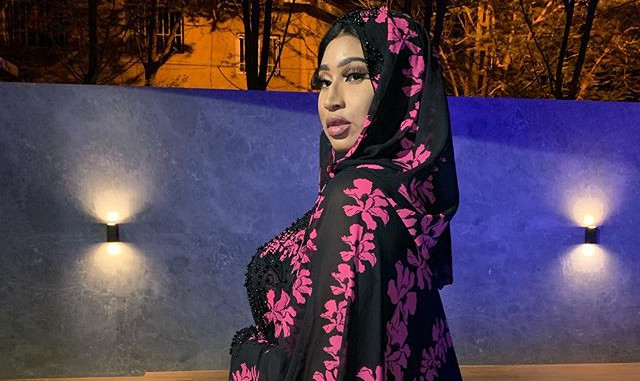 Diaba Sora la sulfureuse Kim Kardashian malienne a rangé toutes ses tenues sexy. Diaba Sora la sulfureuse Kim Kardashian malienne a rangé toutes ses tenues sexy.