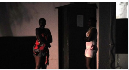 Plage de Ngor Virage : A la recherche de clients, 2 “travailleuses de nuit” condamnées Plage de Ngor Virage : A la recherche de clients, 2 “travailleuses de nuit” condamnées