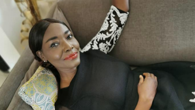 Coumba Gawlo en mode relax sur son canapé Coumba Gawlo en mode relax sur son canapé