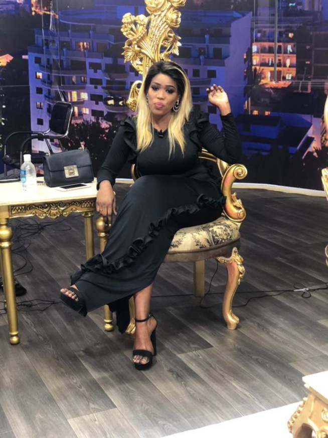 Découverte: Admirez la belle étoile de la 7tv Aïcha, l’animatrice qui fait briller de mille feu le plateau de Slow Time et Afro Zik avec sa beauté rayonnante…