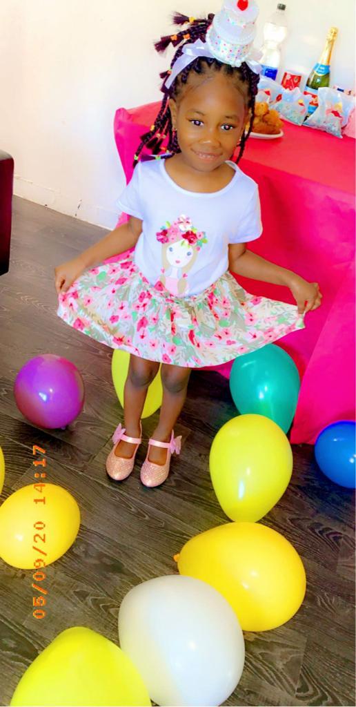 ANNIVERSAIRE: La fille de l'artiste Ameth Thiou et Mamy Sopé souffle une bougie de plus, Thione Seck lui souhaite joyeux anniversaire. ANNIVERSAIRE: La fille de l'artiste Ameth Thiou et Mamy Sopé souffle une bougie de plus, Thione Seck lui souhaite joyeux anniversaire.