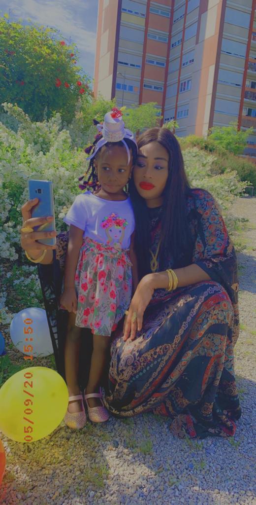 ANNIVERSAIRE: La fille de l'artiste Ameth Thiou et Mamy Sopé souffle une bougie de plus, Thione Seck lui souhaite joyeux anniversaire. ANNIVERSAIRE: La fille de l'artiste Ameth Thiou et Mamy Sopé souffle une bougie de plus, Thione Seck lui souhaite joyeux anniversaire.