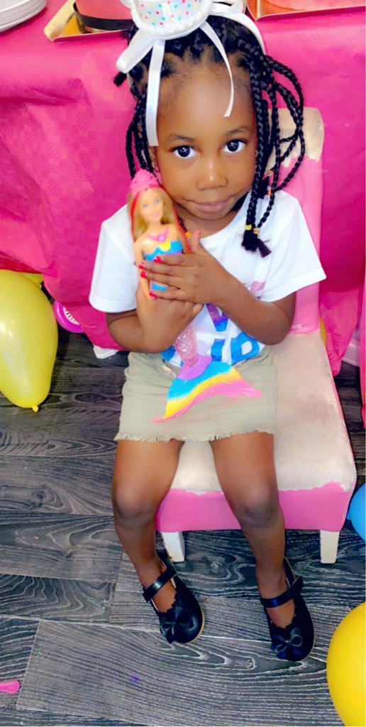 ANNIVERSAIRE: La fille de l'artiste Ameth Thiou et Mamy Sopé souffle une bougie de plus, Thione Seck lui souhaite joyeux anniversaire. ANNIVERSAIRE: La fille de l'artiste Ameth Thiou et Mamy Sopé souffle une bougie de plus, Thione Seck lui souhaite joyeux anniversaire.