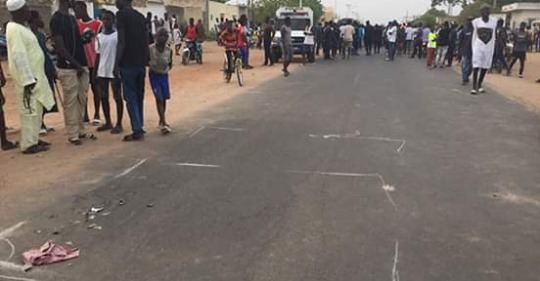 Un enfant de -10 ans percuté mortellement par un policier à Sara-Nimzatt,les tristes images (photos) Un enfant de -10 ans percuté mortellement par un policier à Sara-Nimzatt,les tristes images (photos)