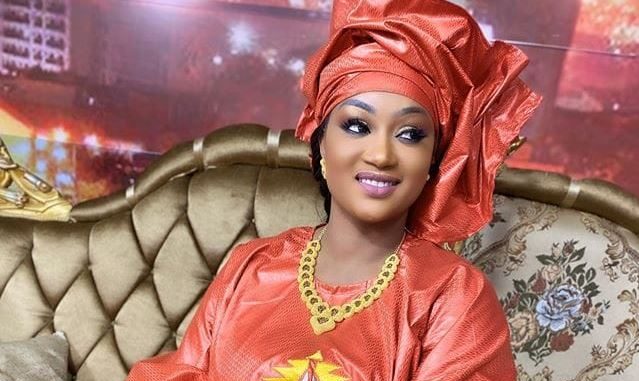 Adja Astou, l’animatrice de la 7tv démontre tout son élégance et sa beauté de femme africaine habillée en vrai jongoma