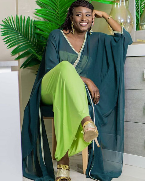 L’actrice à la noirceur d’ébène, ABY DIALLO de la Série DÉRAPAGES nous laisse admirer sa silhouette de rêve…..