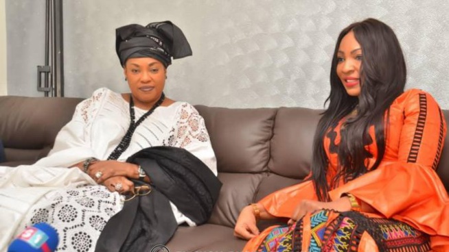 Le ministre Ndeye Saly Diop Dieng en noir-blanc pose avec la chanteuse Viviane Chidid