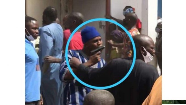 Affrontement à la gare routière de Touba : Le fils du président menace avec un pistolet Affrontement à la gare routière de Touba : Le fils du président menace avec un pistolet