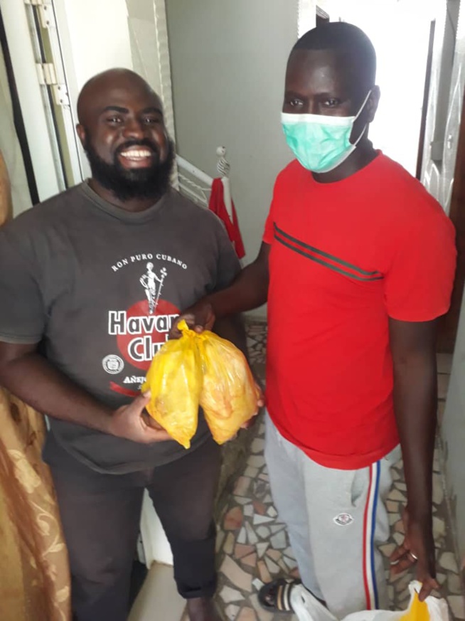 Action Sociale: Alé le fils de Madické Niang assure  l'opération Korité une famille deux poulets.
