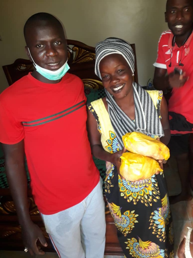 Action Sociale: Alé le fils de Madické Niang assure  l'opération Korité une famille deux poulets.