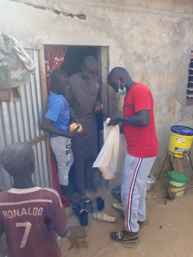 Action Sociale: Alé le fils de Madické Niang assure  l'opération Korité une famille deux poulets.
