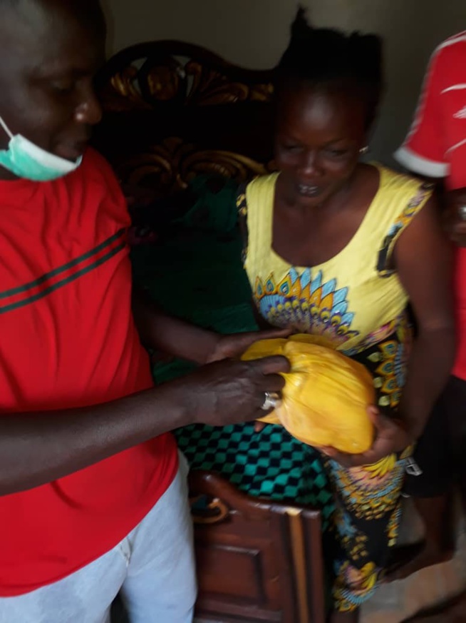 Action Sociale: Alé le fils de Madické Niang assure  l'opération Korité une famille deux poulets.