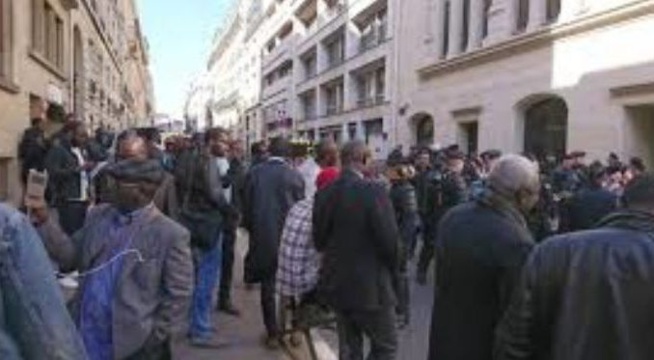 Vidéo :Rassemblement des Sénégalais devant le consulat de Paris pour l’aide destinée à la diaspora
