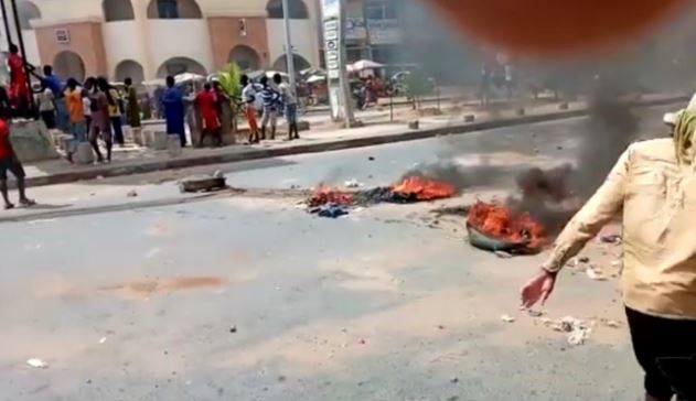 Du jamais vu à Touba / Des pneus brûlés… Les manifestants menacent de brûler un poste de police.